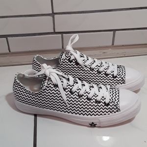 CONVERSE Size 11
CTAS OX WHITE & CONVERSE BLACK WO